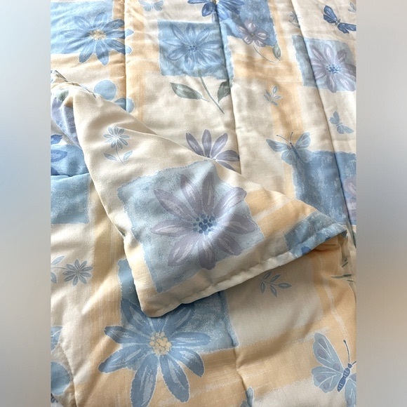 Floral Comforter Cream Blue Yellow Polyfill Queen or Double Size 84”W x 88”L - Picture 4 of 8